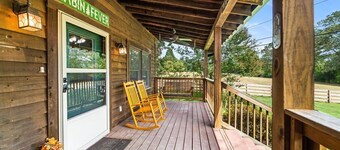 2 bd Log Cabin, Hot tub, UTK/Neyland, Smokies, 16acres, FP, Arcade, Fishing