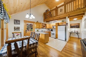 Coffee/tea maker, fridge, microwave, oven - 2 bd Cabin, Hot tub, UTK/Neyland, Smokys, 16acres, FP, Arcade, Fishing (Knoxville)