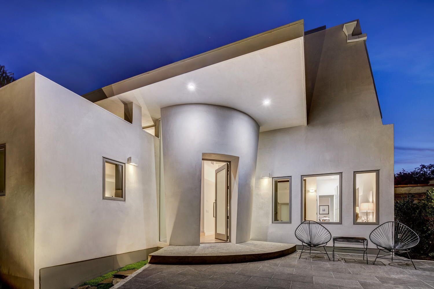 Pool/Spa, Pizza oven, Outdoor Kitchen, Gym, Walk to restaurants central location