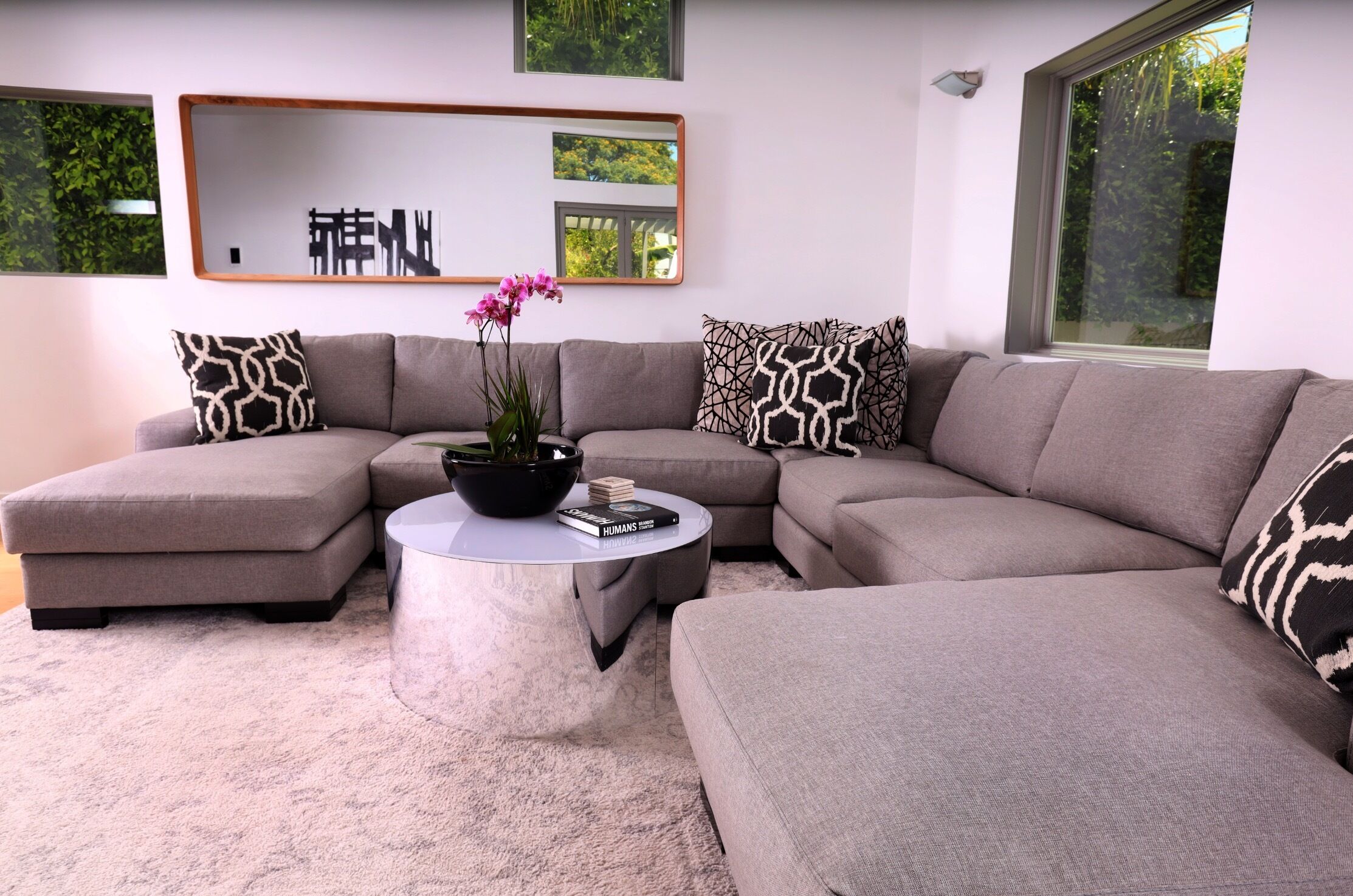 Pool/Spa, Pizza oven, Outdoor Kitchen, Gym, Walk to restaurants central location