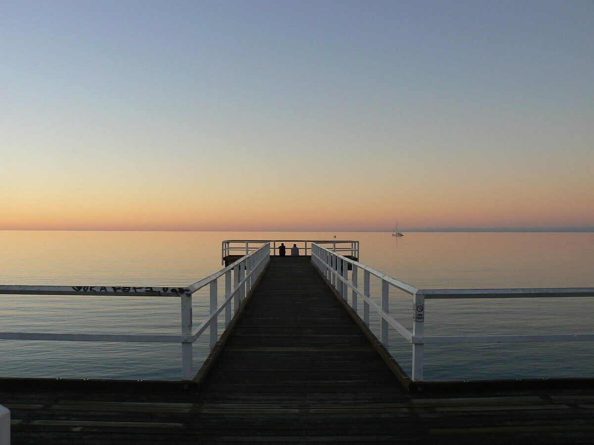 Beachside 2 bedroom apartment with pool — image 2