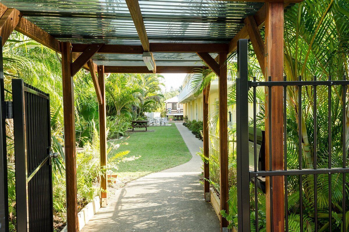 Beachside 2 bedroom apartment with pool — image 6