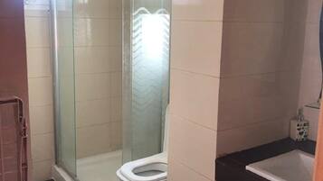 Douche, serviettes fournies, savon, papier toilette