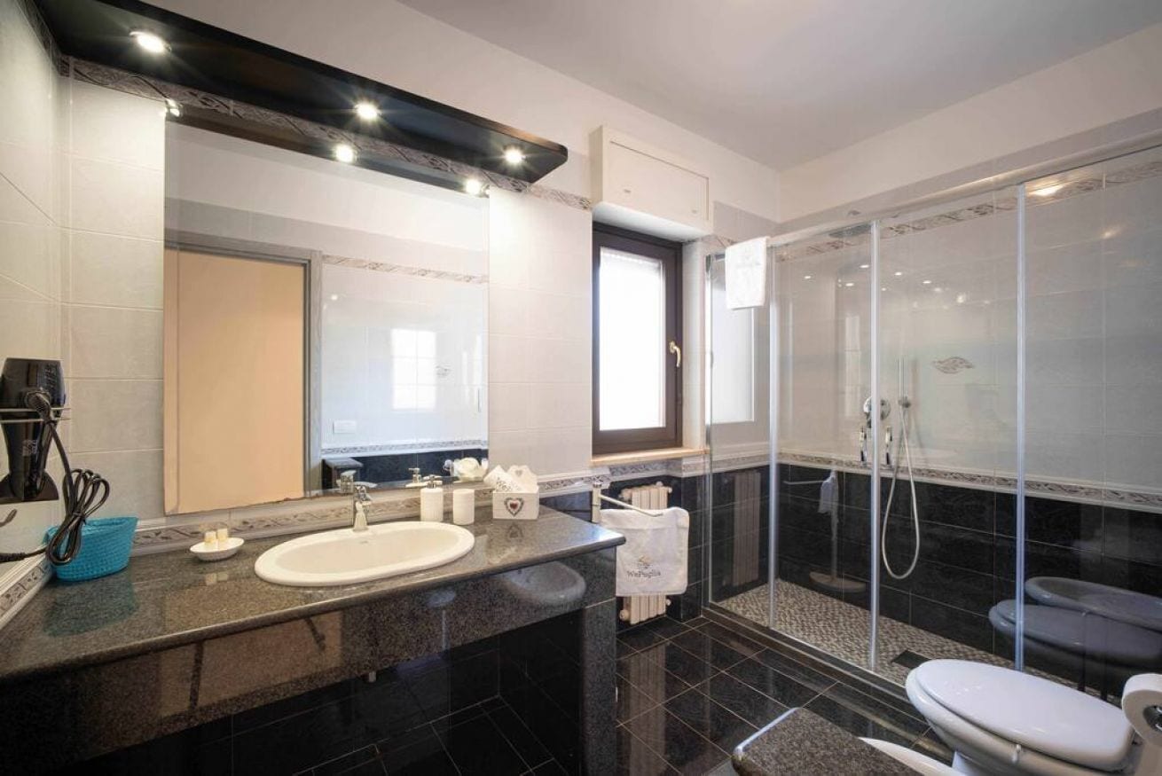 Douche, sèche-cheveux, bidet, serviettes fournies