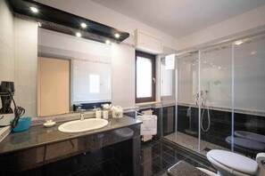 Ducha, secador de pelo, bidet, toallas