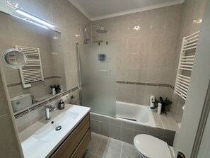 Ensemble douche/baignoire, baignoire à jets, sèche-cheveux