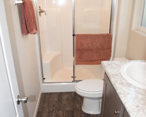 Dusche, Haartrockner, Handtücher, Seife