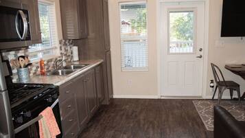 Refrigerador, microondas, horno y parrilla de estufa