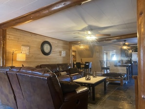 Living area - Cozy cabin lake house ( long term stay specials) (Lutz)