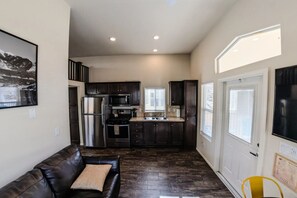 Réfrigérateur, four à micro-ondes, un four, surface de cuisson