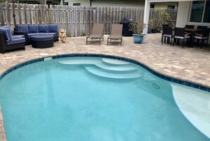 Alberca al aire libre y alberca climatizada