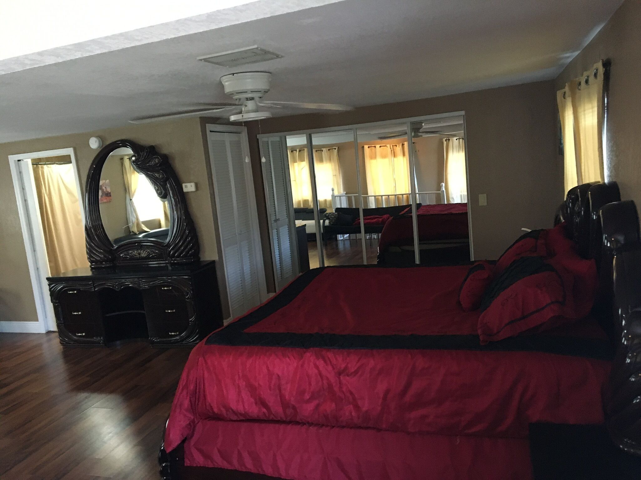 Two story spring break lake house( long term stay specials)