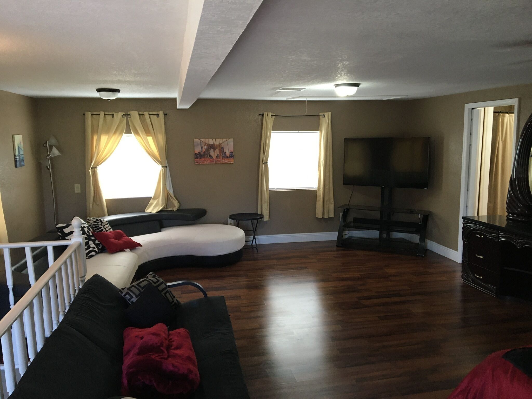 Two story spring break lake house( long term stay specials)
