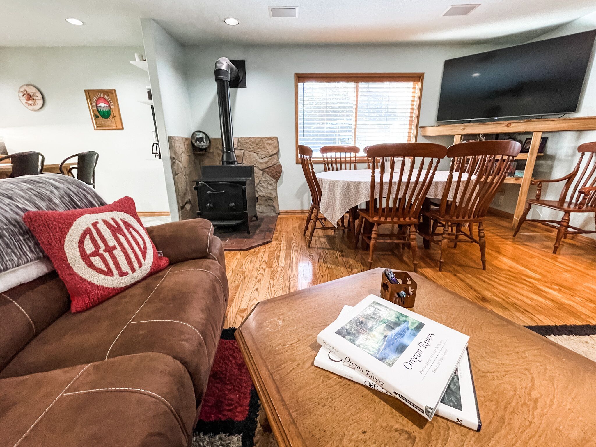 SHARC passes, Private mini Arcade, Hot tub, Central A/C, Trailer parking. 