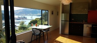 Harbour Escape - tiny home in Lyttelton with Port Views
