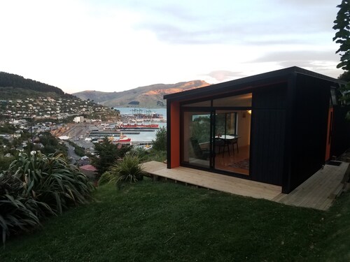 Harbour Escape - tiny home in Lyttelton with Port Views