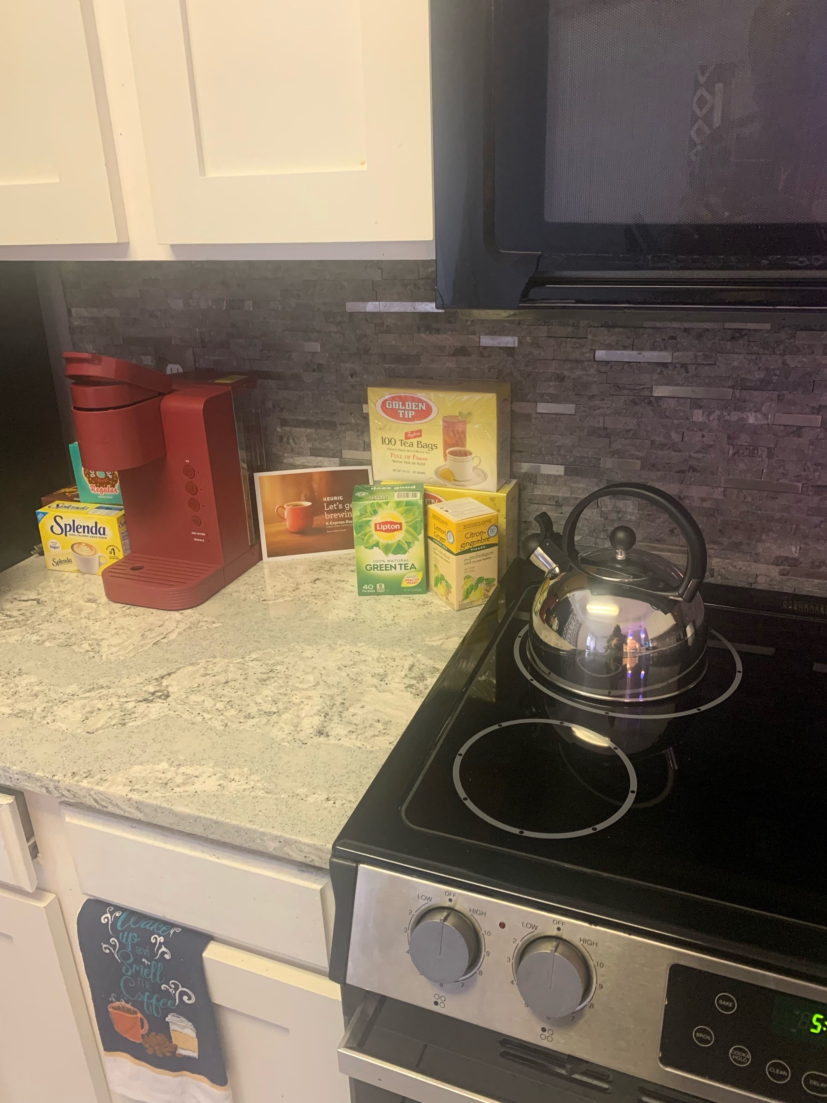 Nice clean townhome in the middle of everything mall, airport, DC, Baltimore ect