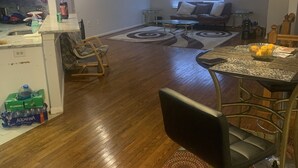 Un salon comprenant un canapé, une table basse et un coin repas avec des chaises et une table.