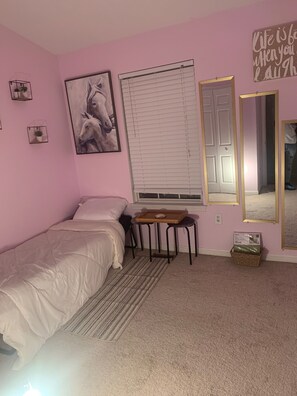 4 bedrooms, WiFi - Nice clean townhome in the middle of everything mall, airport, DC, Baltimore ect (Odenton)