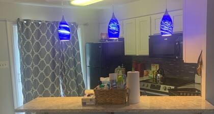 Nice clean townhome in the middle of everything mall, airport, DC, Baltimore ect