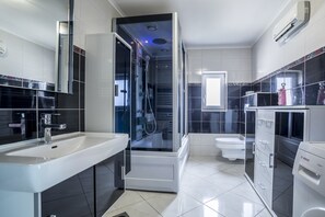 Een douche, gratis toiletartikelen, een haardroger, handdoeken