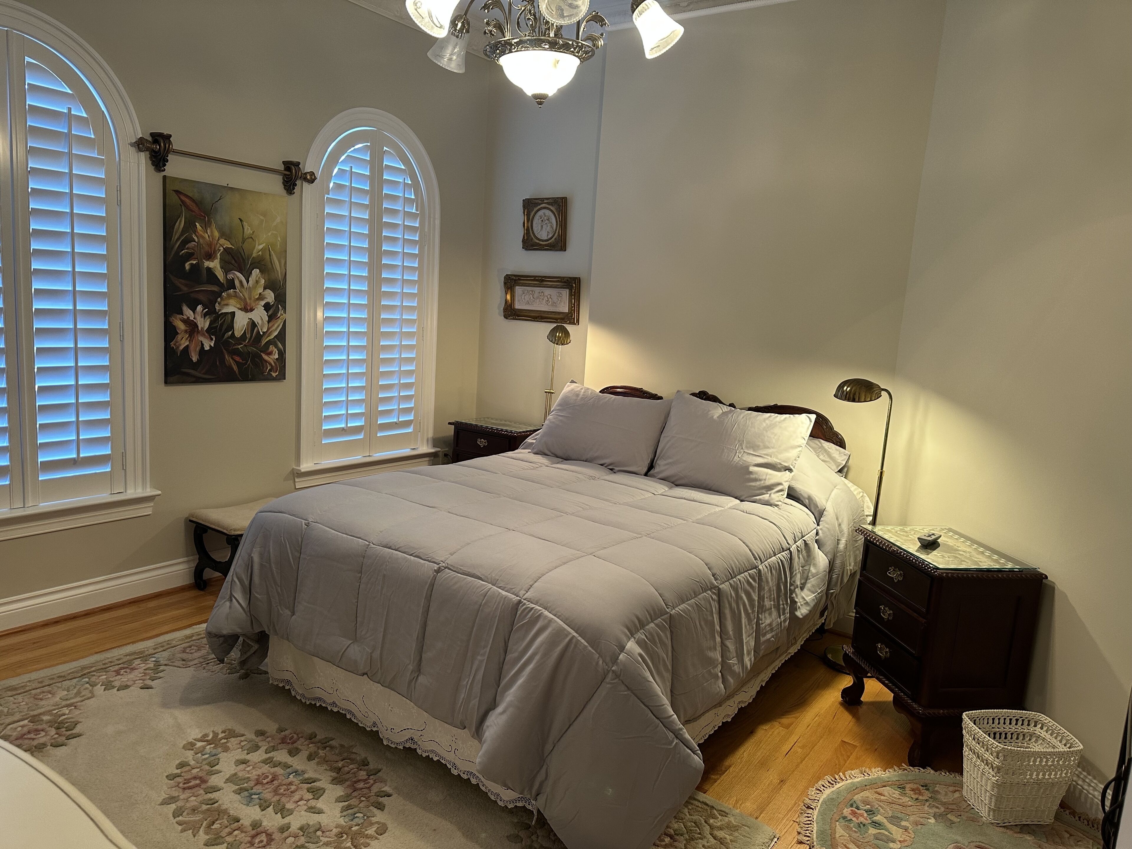 House with private ￼apartment, latest appliance,View,flowers, Creekside.