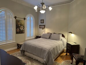 1 bedroom, free WiFi, bed sheets - House with private apartment, latest appliance,View,flowers, Creekside. (Hendersonville)