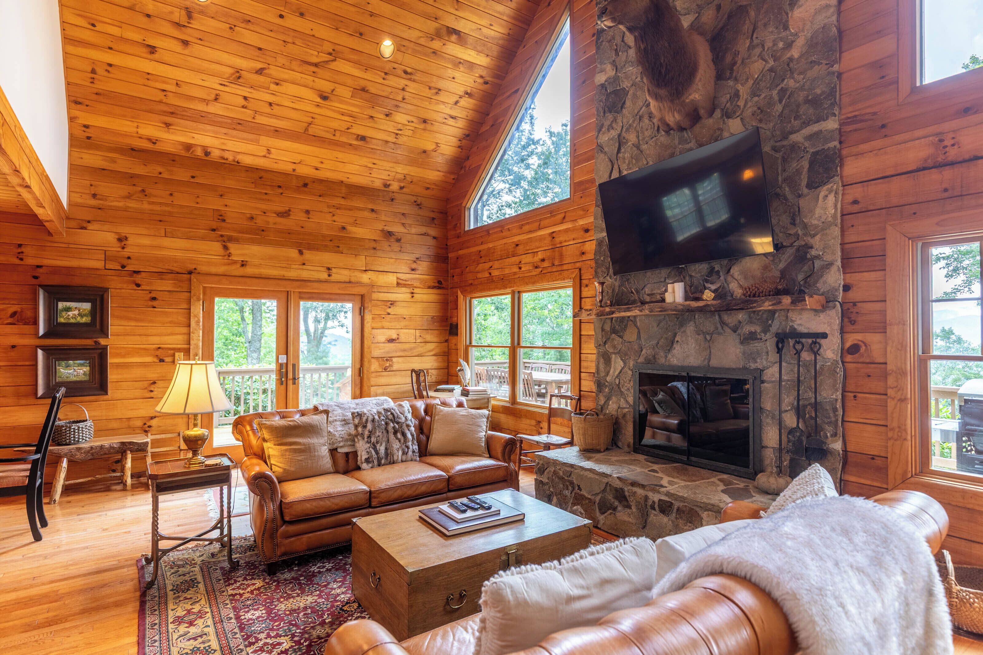 Smart TV, chimenea, futbolito y tenis de mesa 