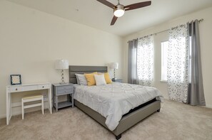 2 bedrooms, desk, iron/ironing board, free WiFi - 3J| Charm in Katy Asian Town & Marketplace|Gated Condo (Katy)