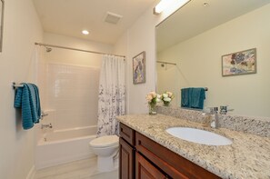 Combined shower/bathtub, hair dryer, towels, soap - 3J| Charm in Katy Asian Town & Marketplace|Gated Condo (Katy)
