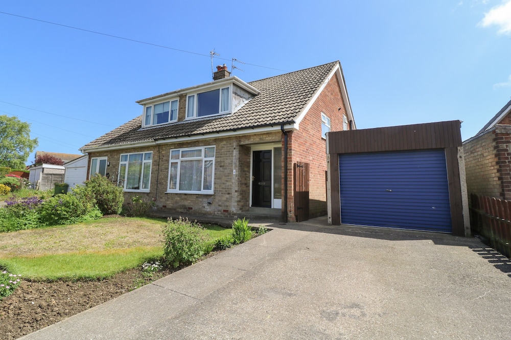 4 RANBY DRIVE, country holiday cottage, with a garden in Hornsea