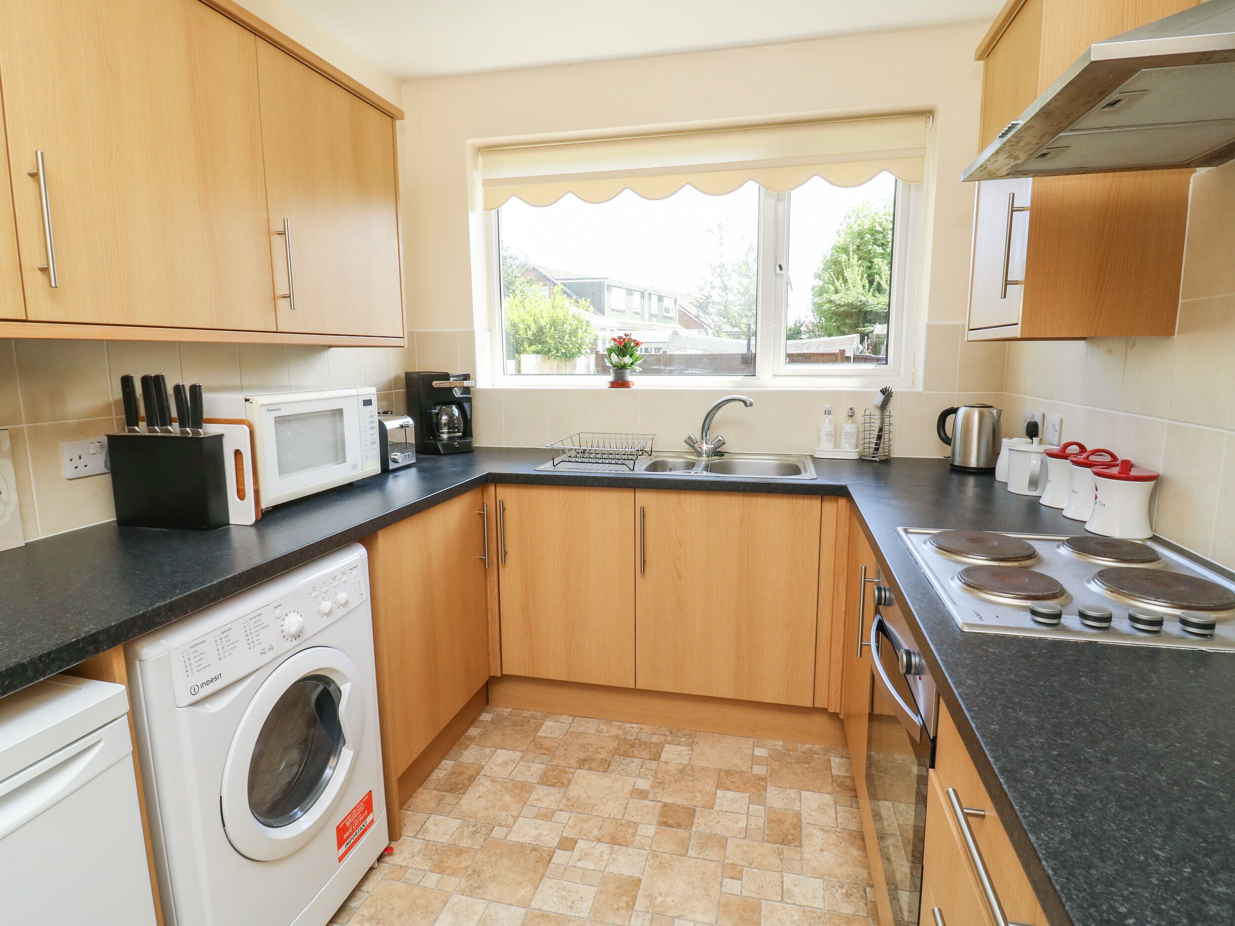 4 RANBY DRIVE, country holiday cottage, with a garden in Hornsea