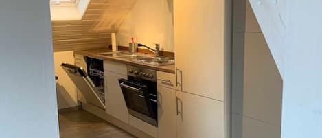 Kühlschrank, Mikrowelle, Ofen, Geschirrspüler