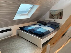 2 bedrooms, desk, WiFi, bed sheets