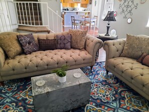 تلفزيون ذكي، مدفأة، مكتب، طابعة