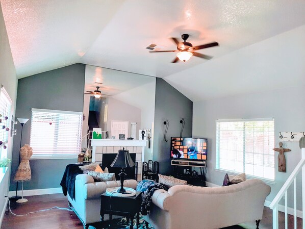 تلفزيون ذكي، مدفأة، مكتب، طابعة