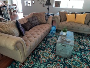 تلفزيون ذكي، مدفأة، مكتب، طابعة