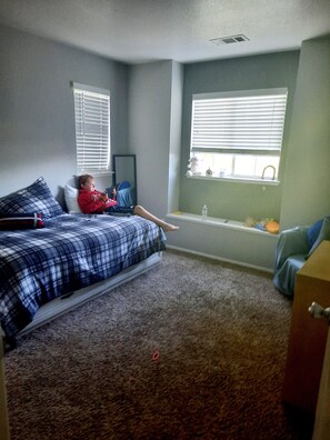3 bedrooms, desk, iron/ironing board, free WiFi
