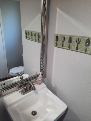 Combined shower/bathtub, hair dryer, towels, soap