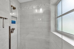 Combined shower/tub, hair dryer, towels, shampoo