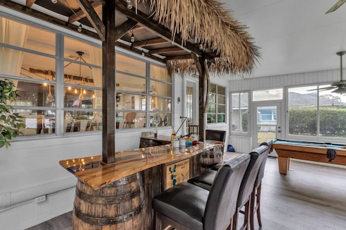 Waterfront Lakehouse, Private Dock, Tiki Bar, Playground, Near Legoland | Lake Idylwild Delight