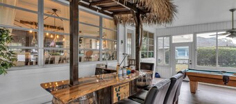 Waterfront Lakehouse, Private Dock, Tiki Bar, Playground, Near Legoland | Lake Idylwild Delight