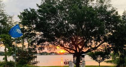 Waterfront Lakehouse, Private Dock, Tiki Bar, Playground, Near Legoland | Lake Idylwild Delight