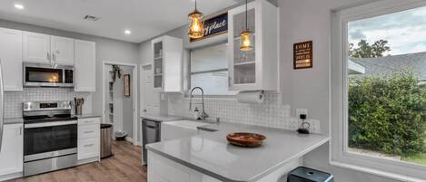 Kjøleskap, mikrobølgeovn, ovn og kokeplater