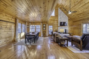 Smart TV, fireplace, video games, DVD player - Stunning views! Premier location! Huge Game room! Hot tub! Fire pit! (Blue Ridge)