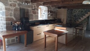 Frigorífico, microondas, horno y placa de cocina