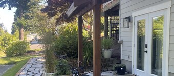 Spacious home apartment in park like setting