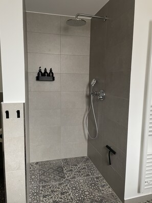 Dusche, Haartrockner, Handtücher, Seife