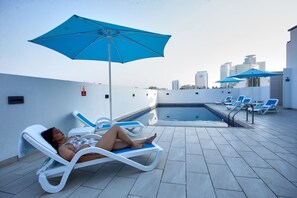 Outdoor pool, open 9:00 AM to 6:00 PM, pool loungers