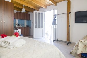 2 bedrooms, iron/ironing board, WiFi, bed sheets - Johnny's Apartment (Kalamaki)
